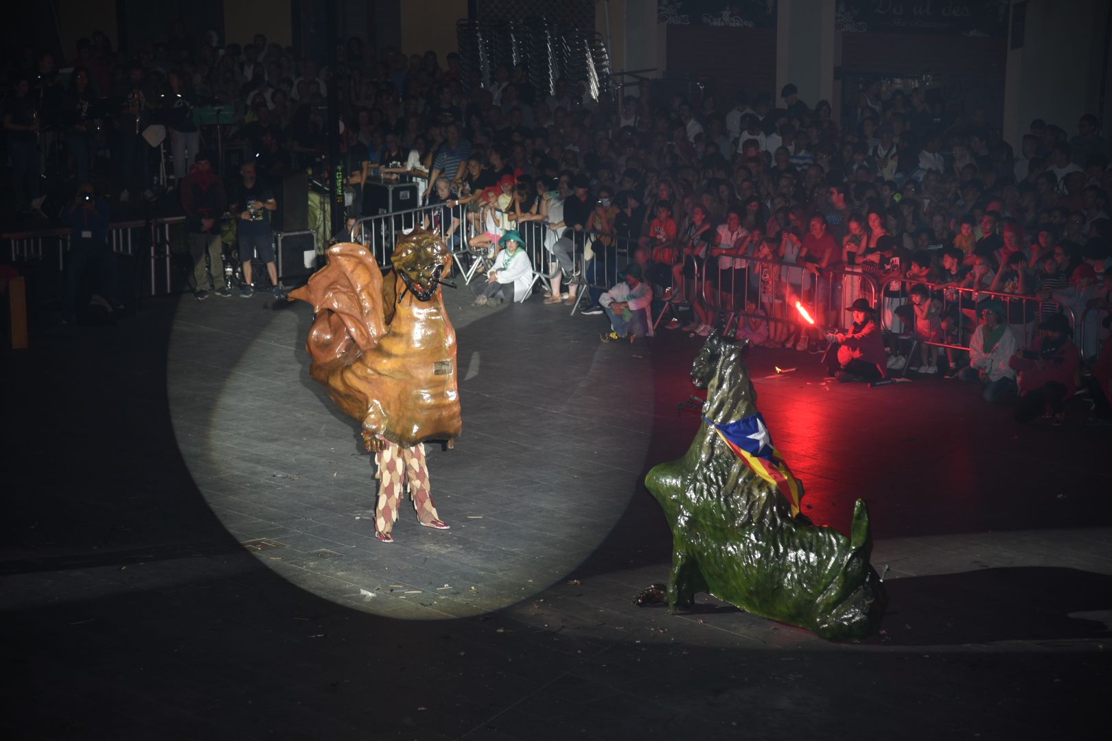 Esclat de gent a la Mostra del Correfoc