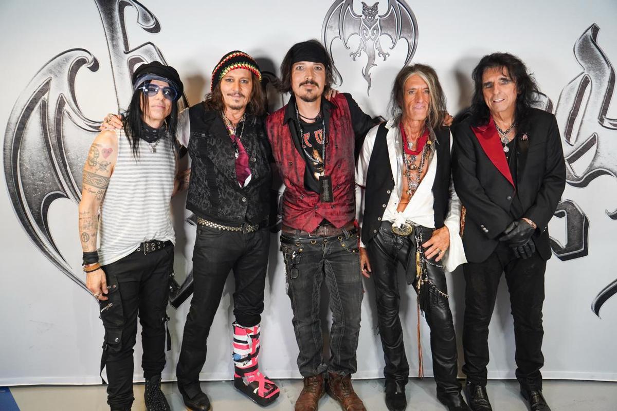 Johnny Depp i Bernat Costa, al centre, juntament amb els membres de la banda Hollywood Vampires.