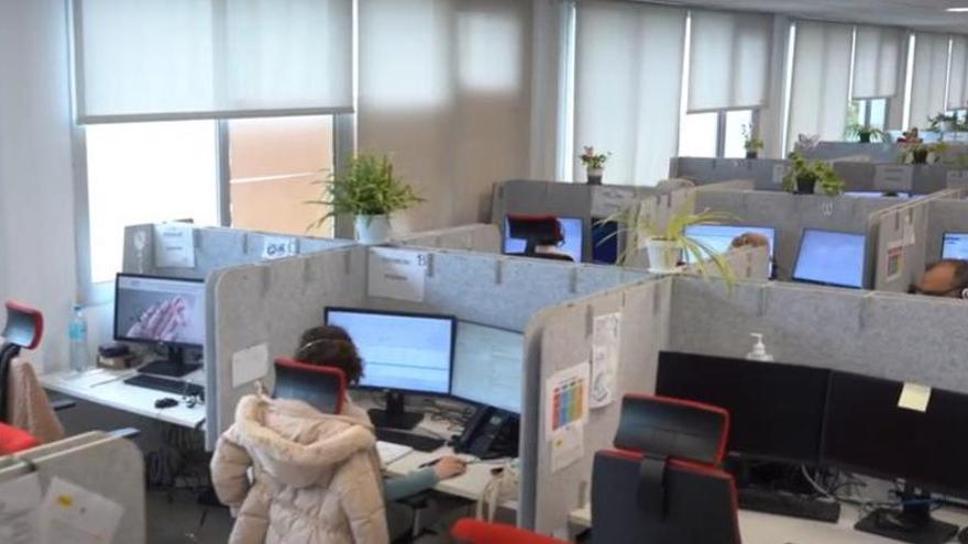 Operadores del centro de trabajo del teléfono Infosalut Connecta.