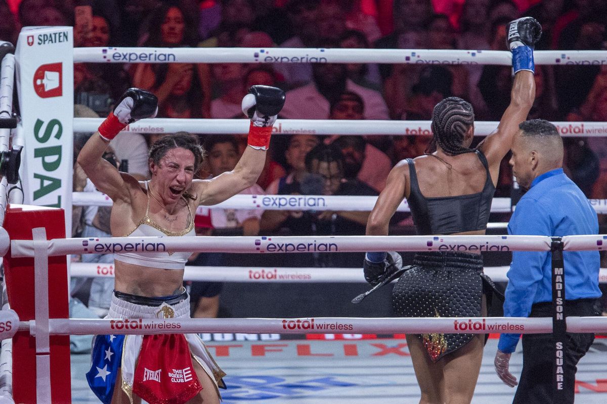 AME2304. NUEVA YORK (ESTADOS UNIDOS), 11/07/2025.- La española Jennifer Miranda (i) celebra al finalizar la pelea frente a la estadounidense Alycia Baumgardner por el campeonato indiscutible superpluma este viernes, en el Madison Square Garden en Nueva York (Estados Unidos). EFE/ Ángel Colmenares