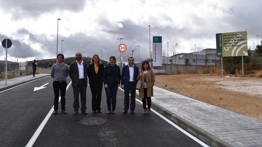 El delegado de la Junta en Málaga, José Luis Ruiz Espejo, en la visita a las obras del vial de acceso al hospital de Ronda.