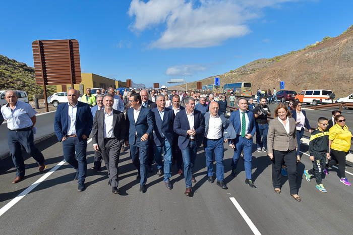 Apertura del primer tramo de la carretera de La ...