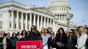 Marina Lacerda, superviviente de de la red de trata sexual de Epstein, durante una conferencia de prensa frente al Capitolio de EE. UU. el pasado de noviembre de 2025, donde exigía la  publicación completa de los archivos relacionados con el caso.