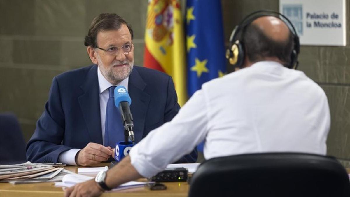 Rajoy, este martes, en la Moncloa durante la entrevista concedida a la cadena COPE.
