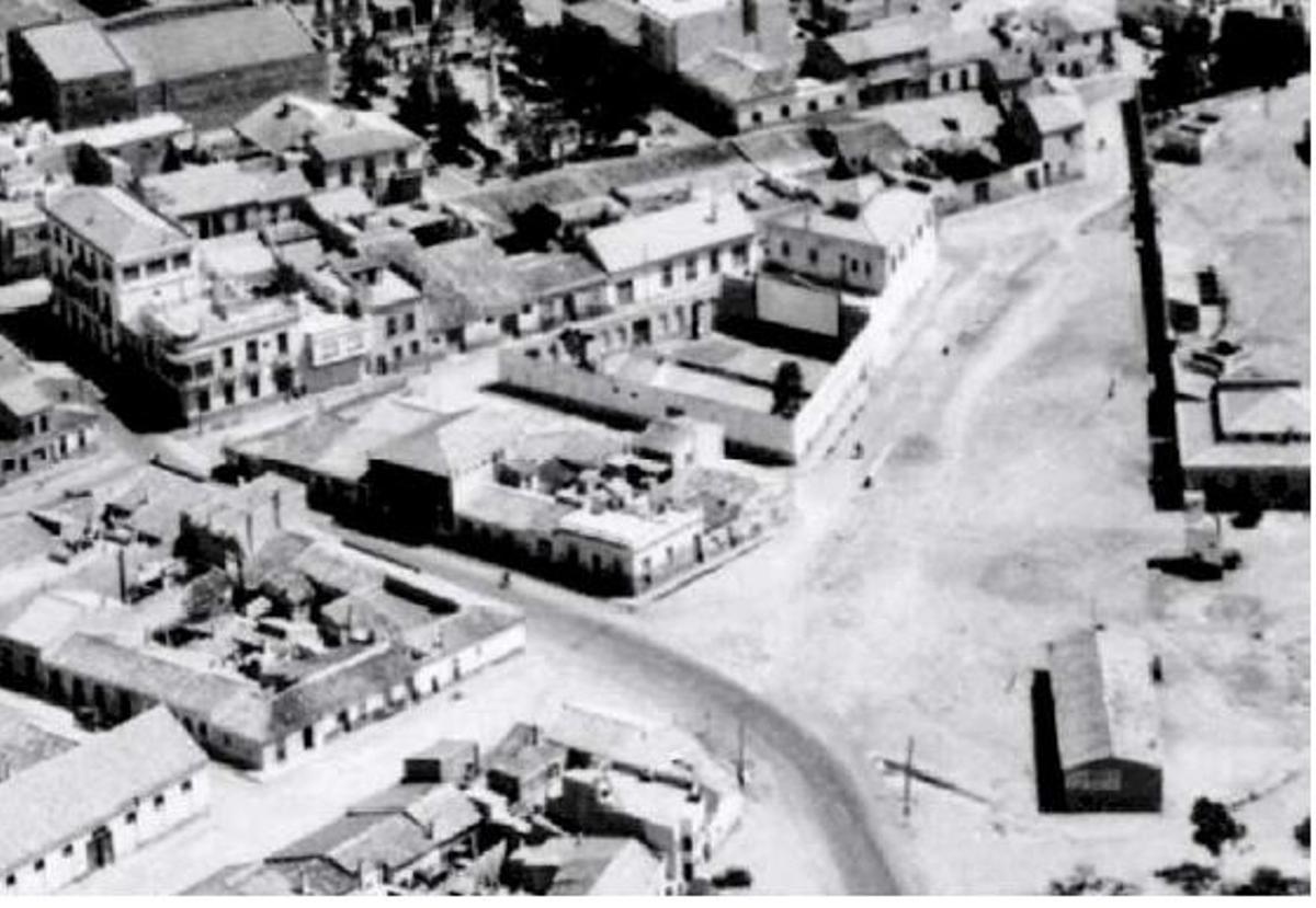 Imagen de los 60 en la que se observa el fábrica de hielo, el cine gloria y el muro de las Eras de la Sal
