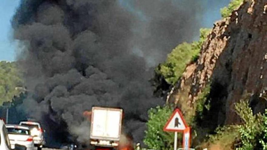 Crema totalment un camióa l&#039;autovia A-2, al Bruc