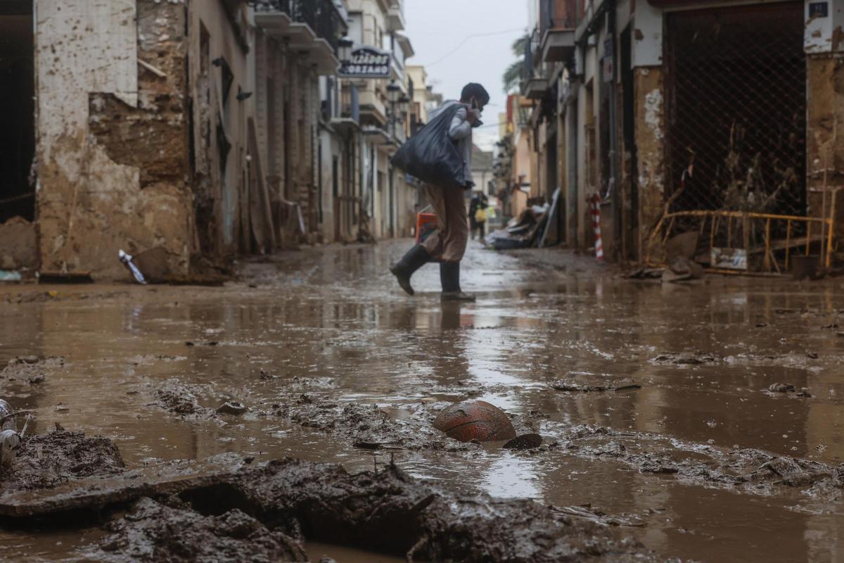Una calle de Paiporta casi un mes después de la dana.