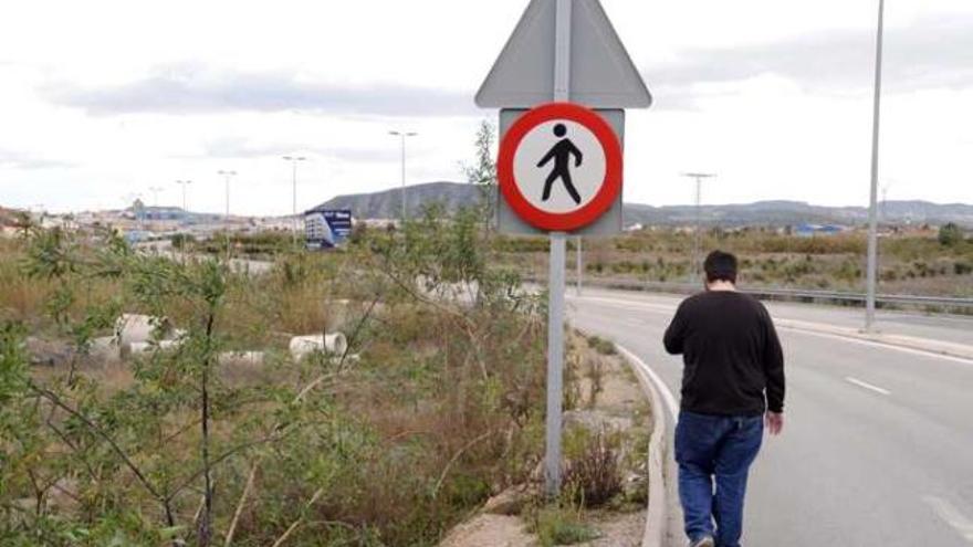 Un peatón camina por la calzada al no haber aceras.