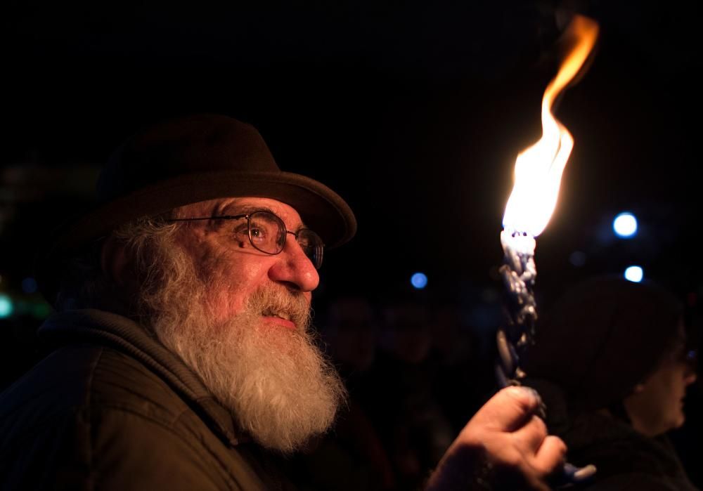 Cientos de personas han tomado parte en actos de recuerdo a las víctimas del ataque antisemita en Pittsburgh.