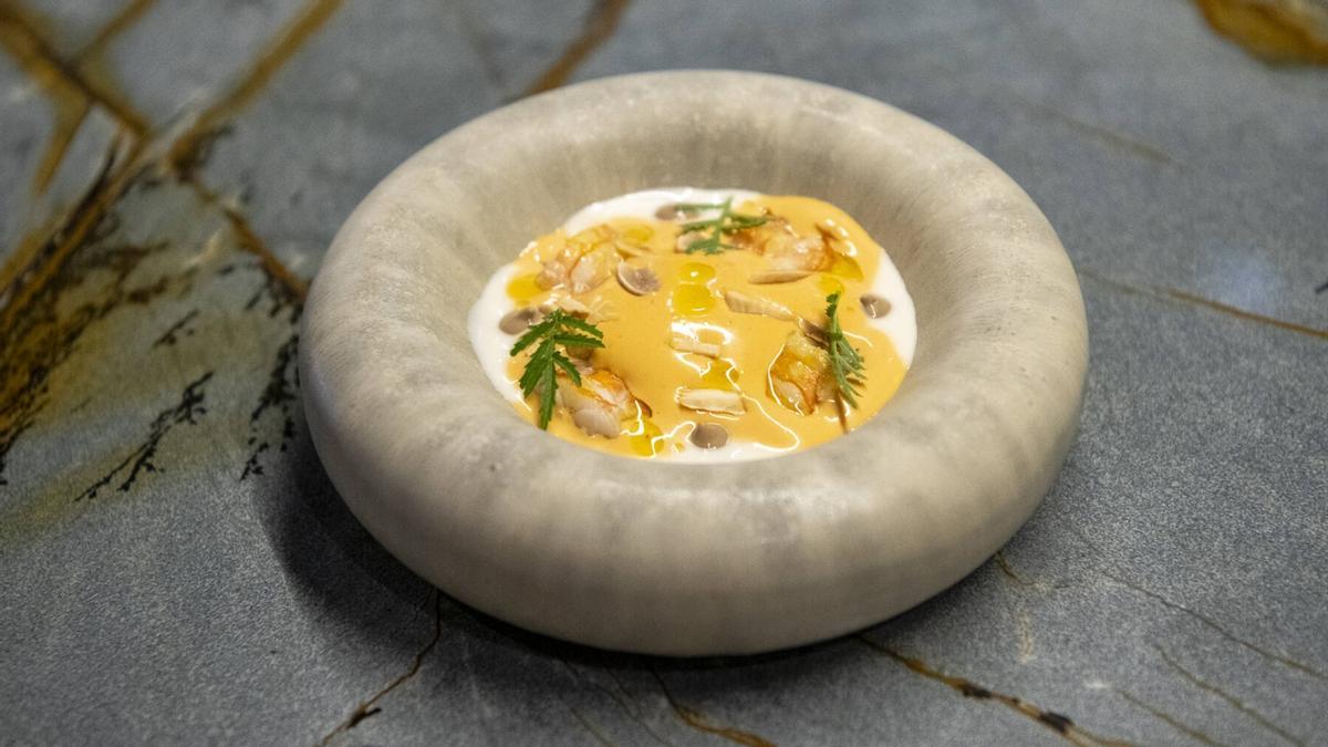 La cigala a la brasa con ajoblanco y gazpachuelo de gambas de Imprevisto.