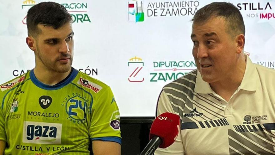 Fran González junto a Jaime González, máximo goleador del BM Zamora. | BMZ