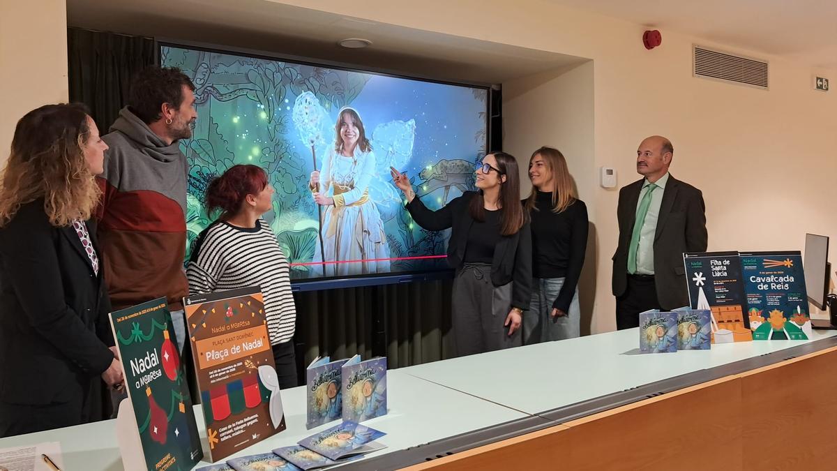 Presentació del Nadal a Manresa a la sala d'actes del Casino, amb Sánchez, Turu, Soto, Infante, Torras i Daura, i, a la pantalla, La fada Belluerna