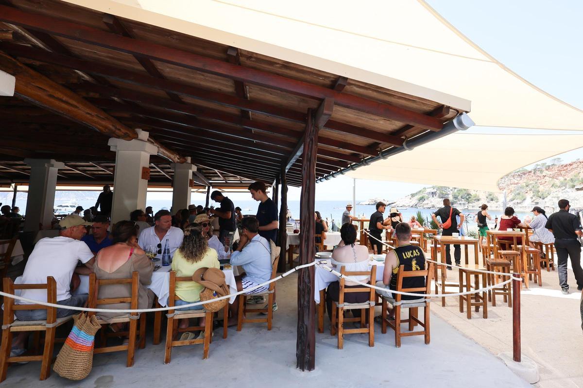 Crónica de un domingo en cala d'Hort con el aparcamiento cerrado.