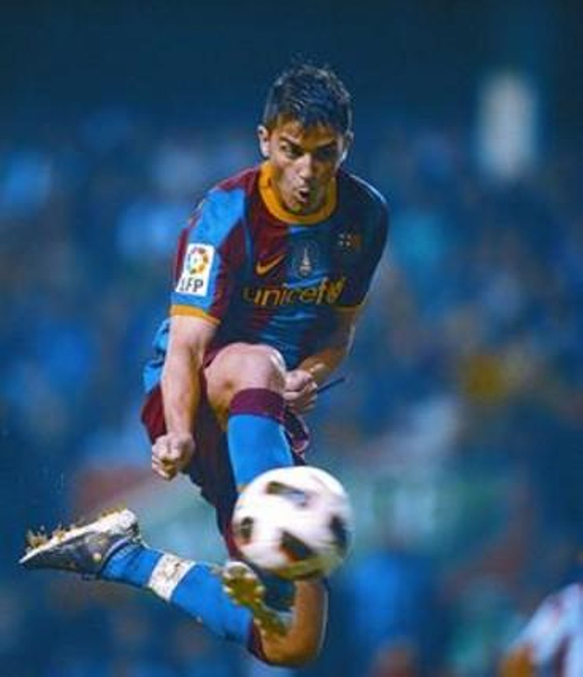 Villa, que va acabar expulsat en l’últim tram del partit, intenta un remat sense fortuna.