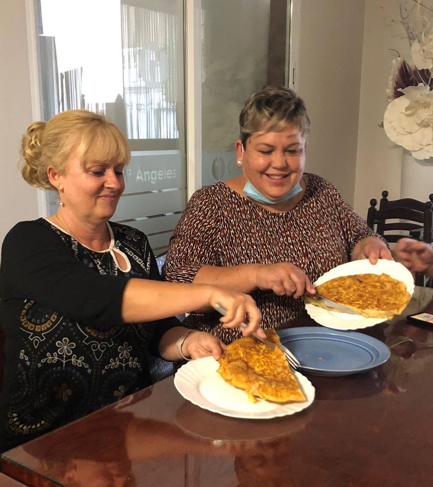 Mari Carmen y María Ángeles cenaron una tortilla tras dos días y medio en huelga de hambre.