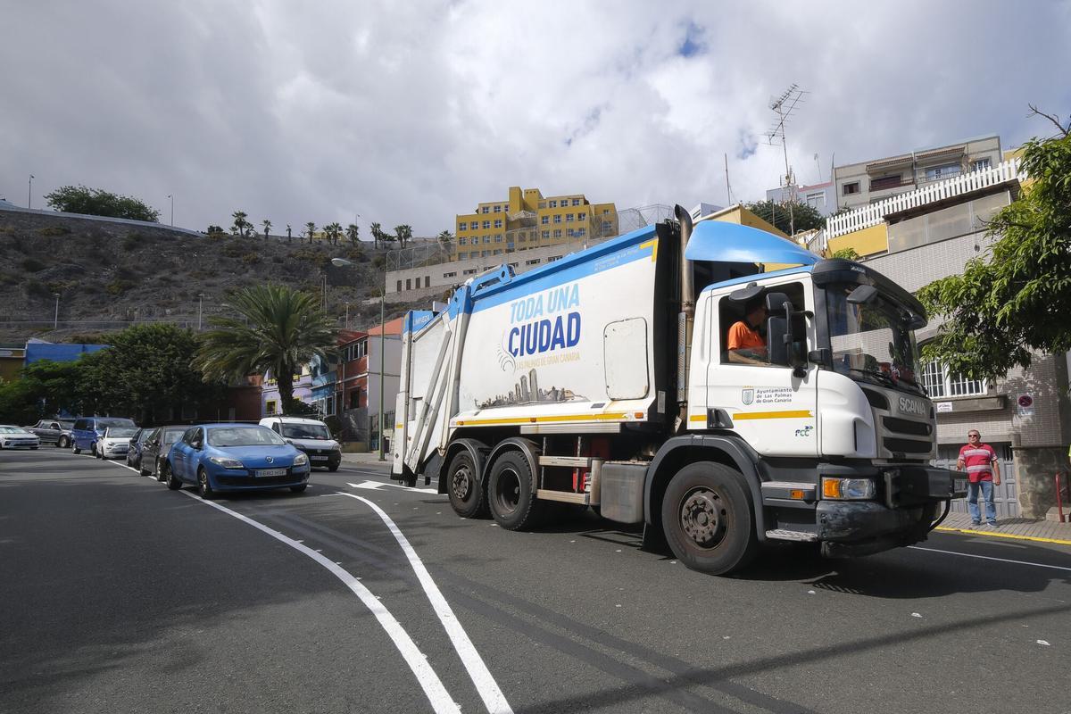 Camión del servicio municipal de recogida de basura urbana, en Barranquillo don Zoilo.