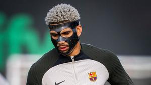 Araujo se entrena con una máscara este jueves preparando el duelo ante el Girona en Montjuïc.
