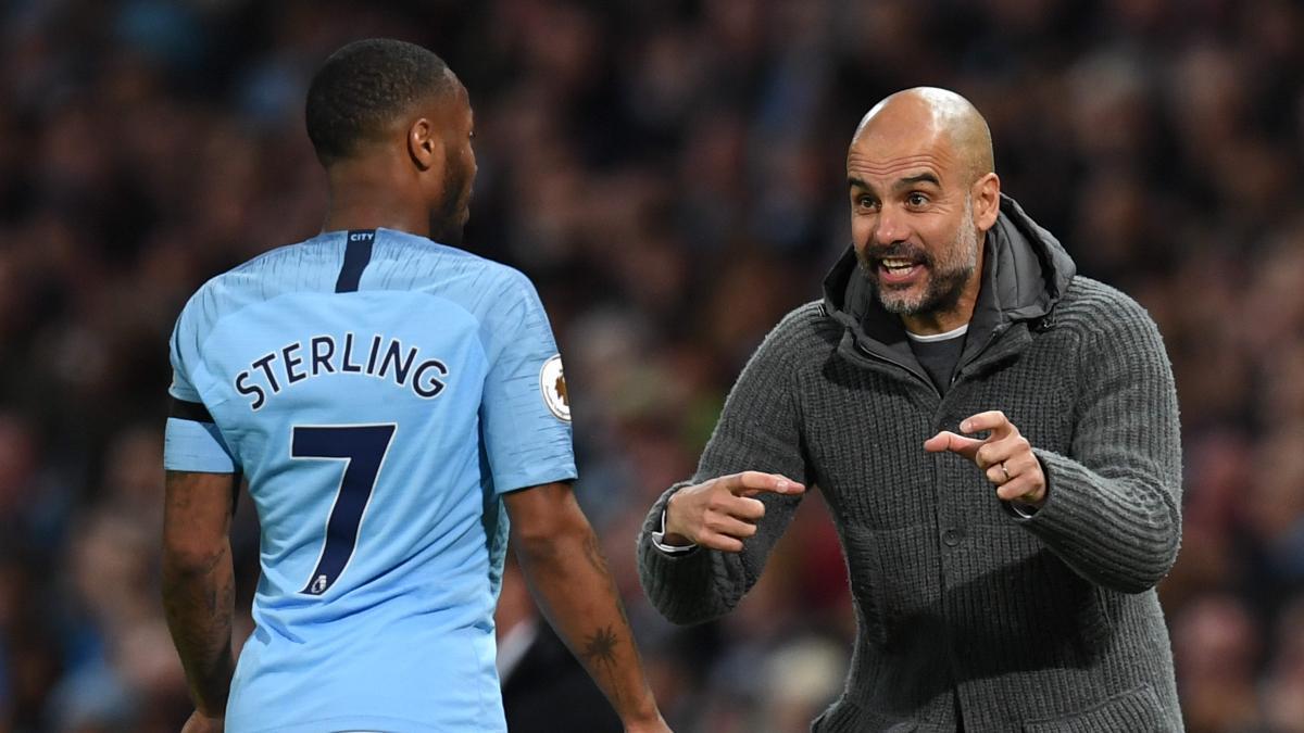 Pep Guardiola y Sterling durante un partido de la Premier League