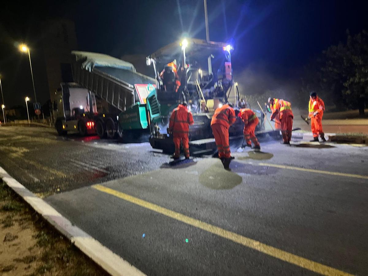 Trabajos de reasfaltado en la CV-400.