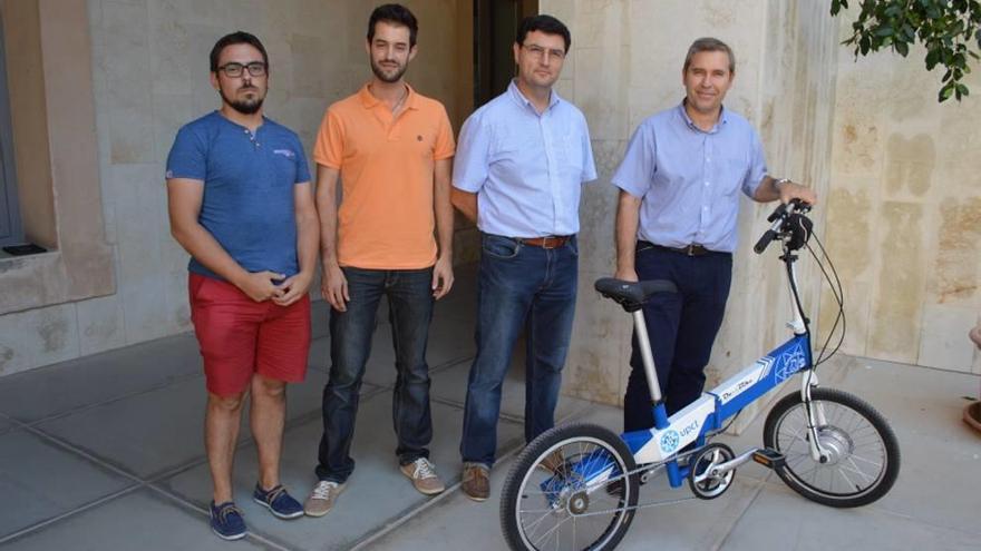 Tres ingenieros de la UPCT desarrollan una bici eléctrica para el campus