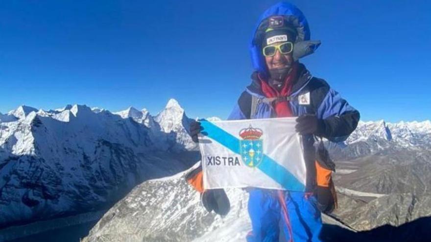 El alpinista gallego Roberto López holla la cima del Manaslu, un ochomil