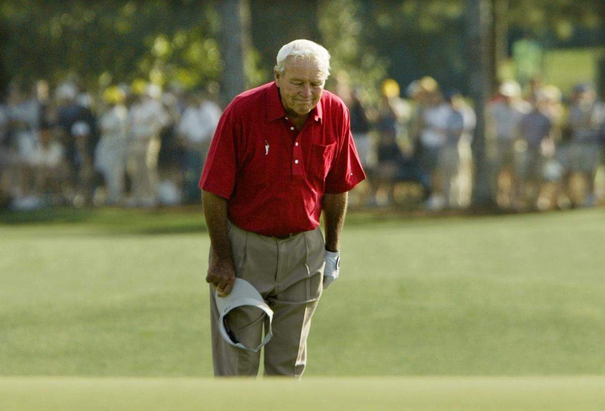Four-time Masters champion Arnold Palmer pauses and bows to the gallery as he walks to the 18th green during his final competitive appearance in the Masters golf tournament at Augusta National Golf Club in Augusta, Georgia, U.S. on April 9, 2004. Palmer has competed in the tournament 50 times. REUTERS/Kevin Lamarque/File Photo