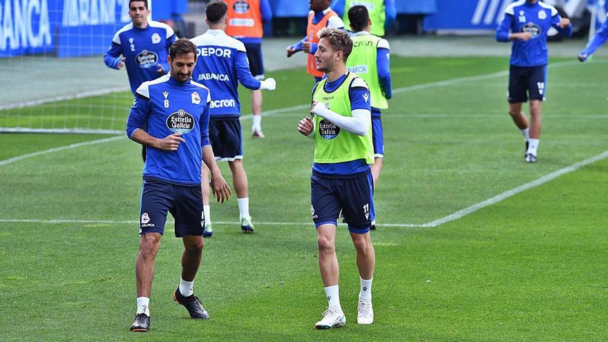 Celso Borges, en primer término junto a Borja Galán, ayer en Riazor. |  // CARLOS PARDELLAS