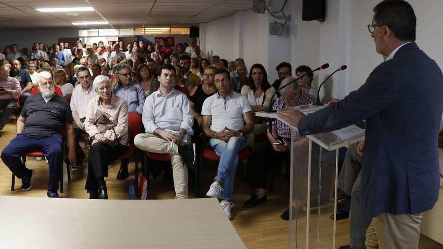 El concejal del Ayuntamiento de Vigo Ángel Rivas, ayer, en la asamblea local del PSOE de Vigo.