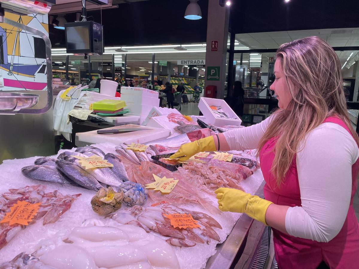 El mercado MercaGavà combina negocios independientes, como pescaderías, con un gran supermercado y actividades lúdicas