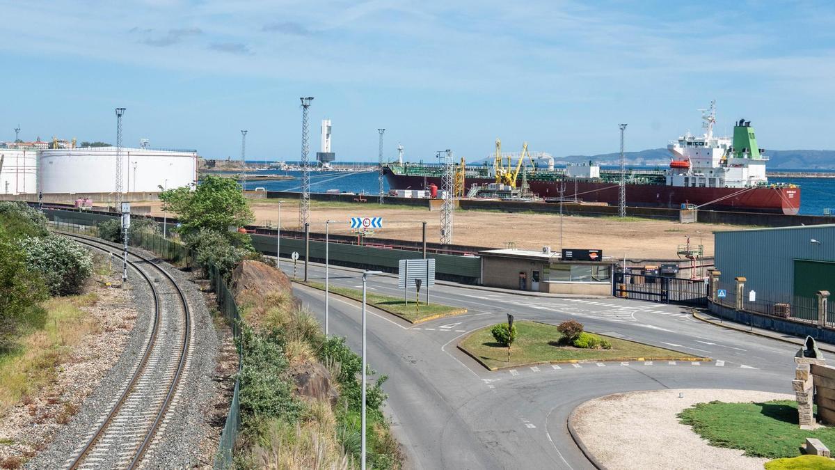 Repsol retomará el desmontaje del puerto petrolero de A Coruña a finales de 2027 con el fin de su concesión
