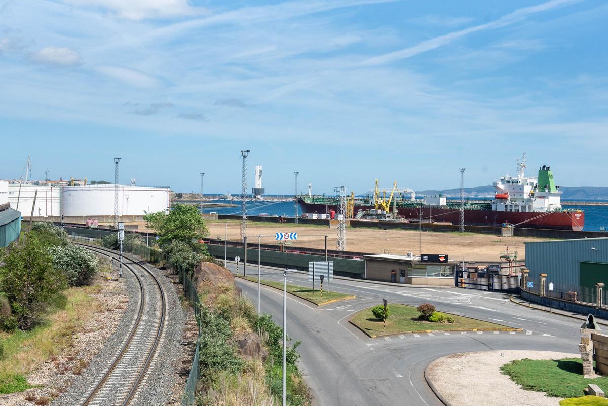 Terreno del puerto petrolero donde estaban los tres tanques de crudo. A la izquierda, los de productos refinados.