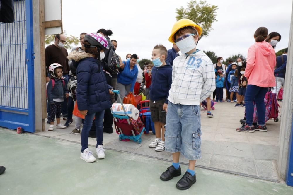 Cascos y mascarillas contra la "precaria situación" de un colegio en Navia