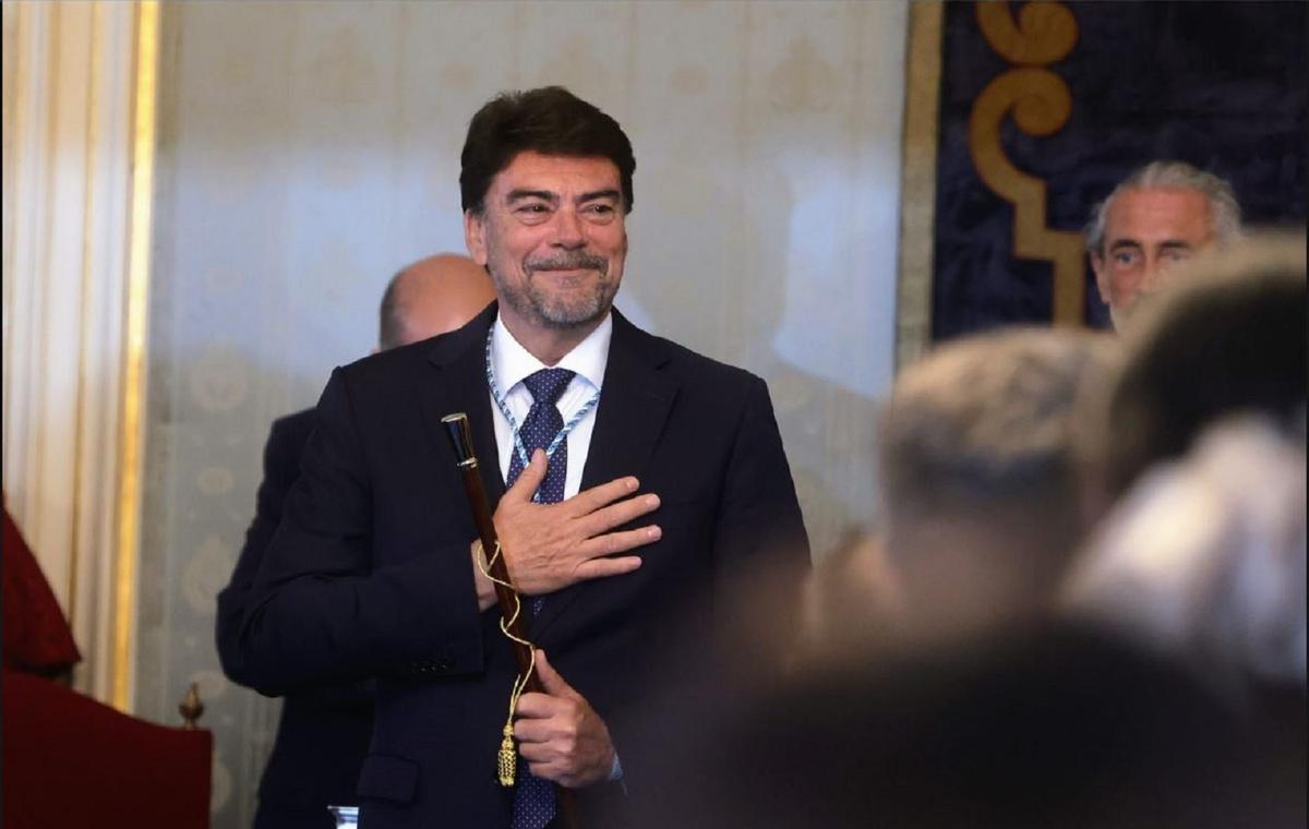 El alcalde de Alicante que ha dejado a la ciudad sin oficina de promoción del valenciano.