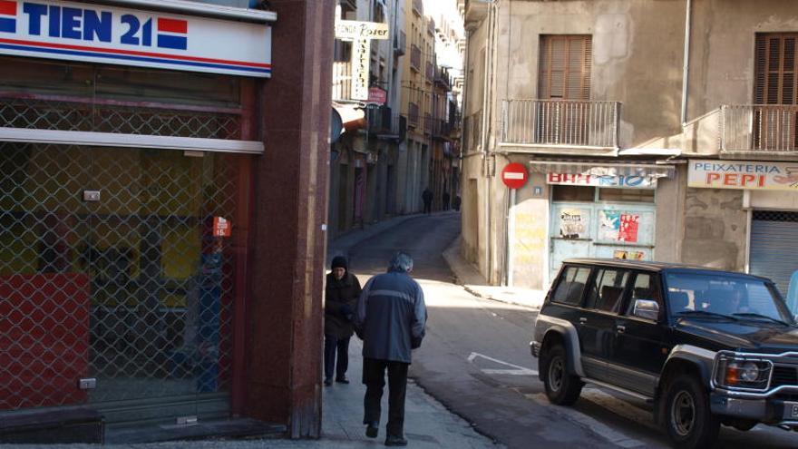 Imatge d&#039;arxiu amb comerços tancats a la zona.