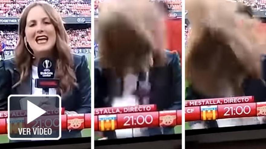 El aparatoso balonazo a una periodista de Gol en el Valencia-Arsenal