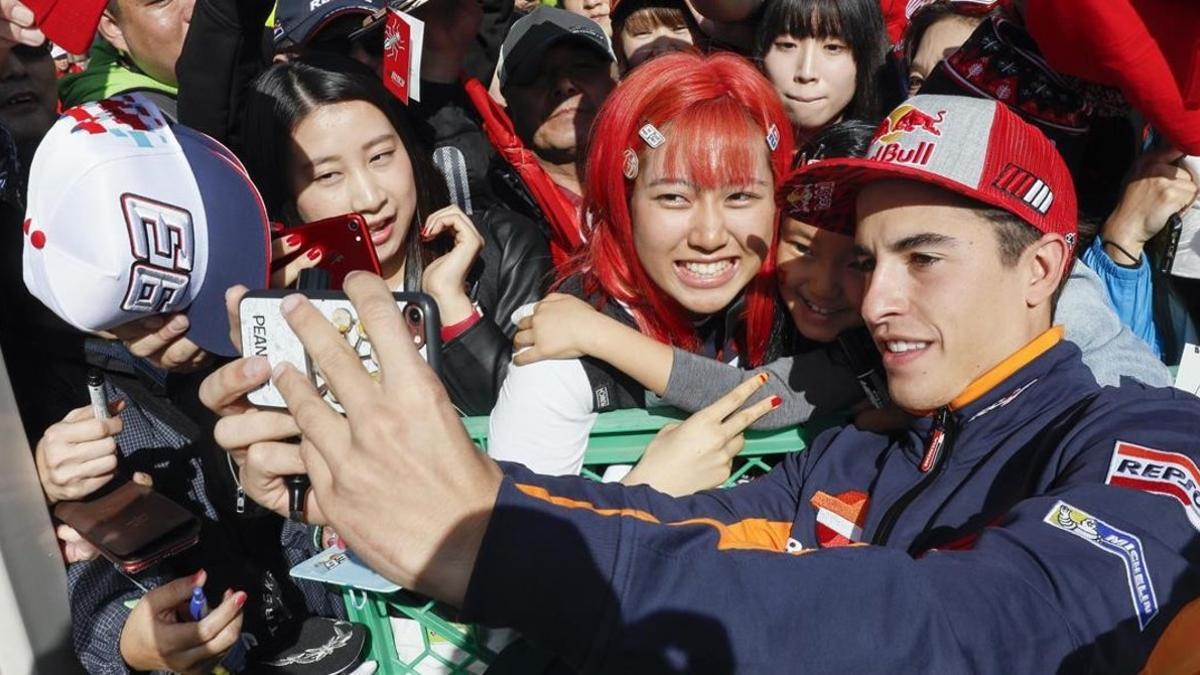 Marc Márquez se hace un selfie con una seguidora en Motegi (Japón).