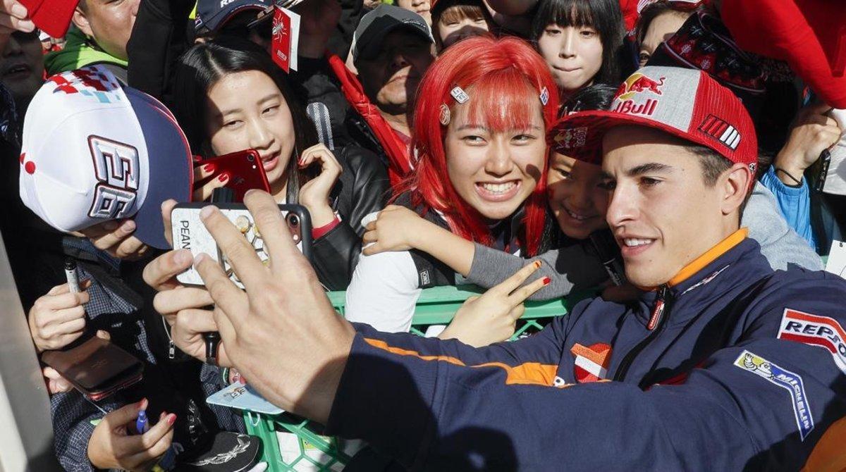 Marc Márquez se hace un selfie con una seguidora en Motegi (Japón).