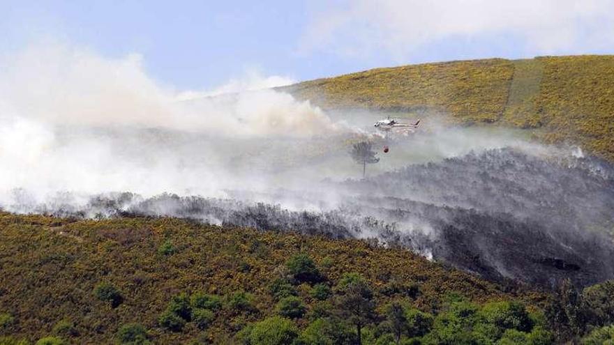 Cuatro helicópteros trabajaron en las tareas de extinción del incendio declarado en Refoxos. // Bernabé/Javier Lalín