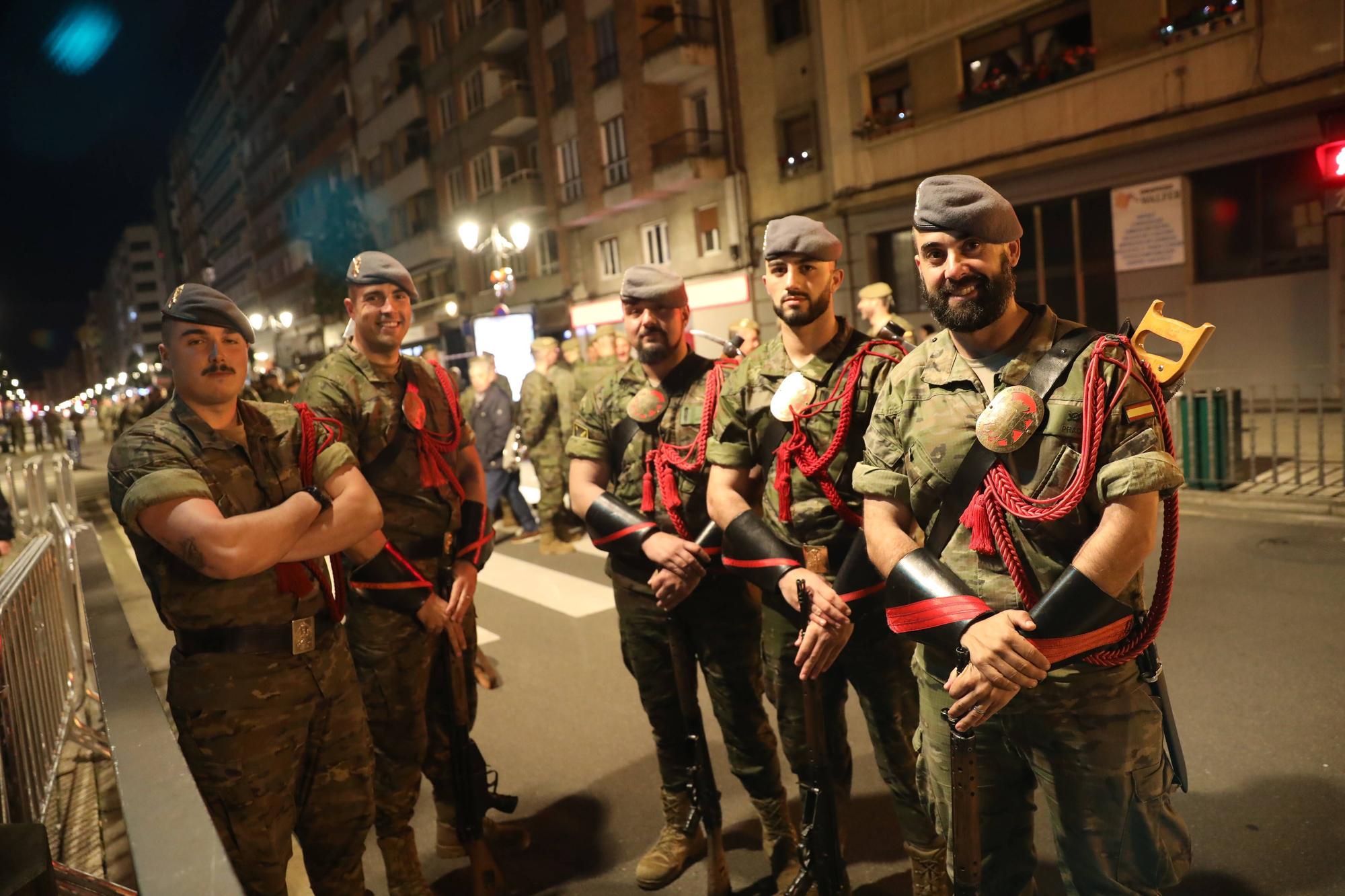 Así fue el multitudinario ensayo nocturno del desfile del día de las Fuerzas Armadas en Oviedo.