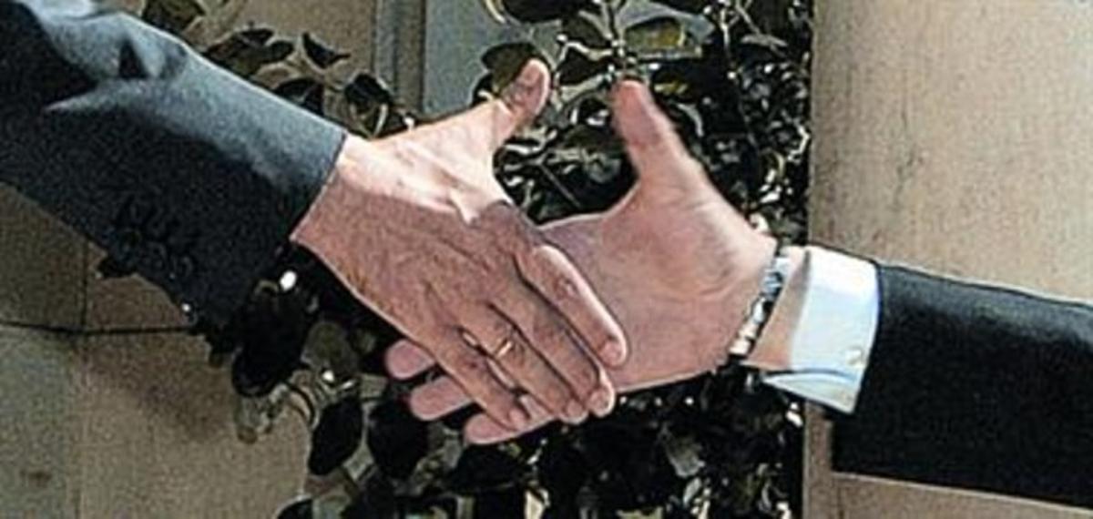 Apretón de manos de Rodríguez Zapatero (izquierda) y López.