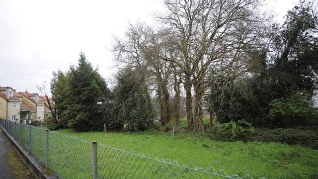 Terrenos que se acondiconarán como nueva zona verde en el centro de A Estrada. | BERNABÉ