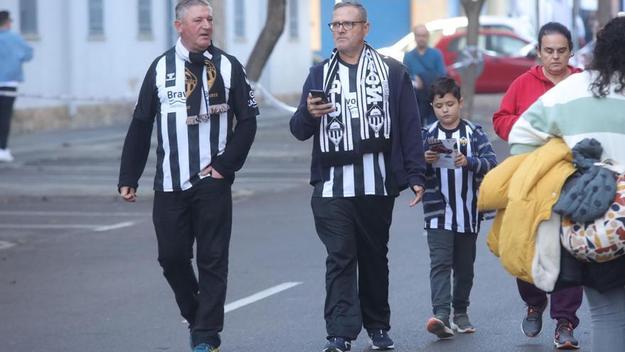 La afición del Castellón se vuelca con su equipo en la visita del Baleares a Castalia