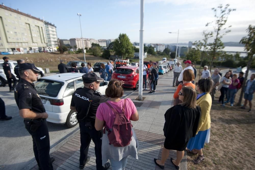 Agentes del Cuerpo Nacional de Policía, miembros de Protección Civil y voluntarios efectuan una batida por la zona de Eirís para intentar localizar restos de José Luis Fernández Ibáñez.