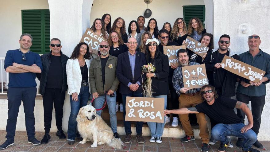 Los recién casados junto al juez de paz, Andreu Ferrer, y los amigos y familiares que les acompañaron en su boda civil. | AMPARO BOSH