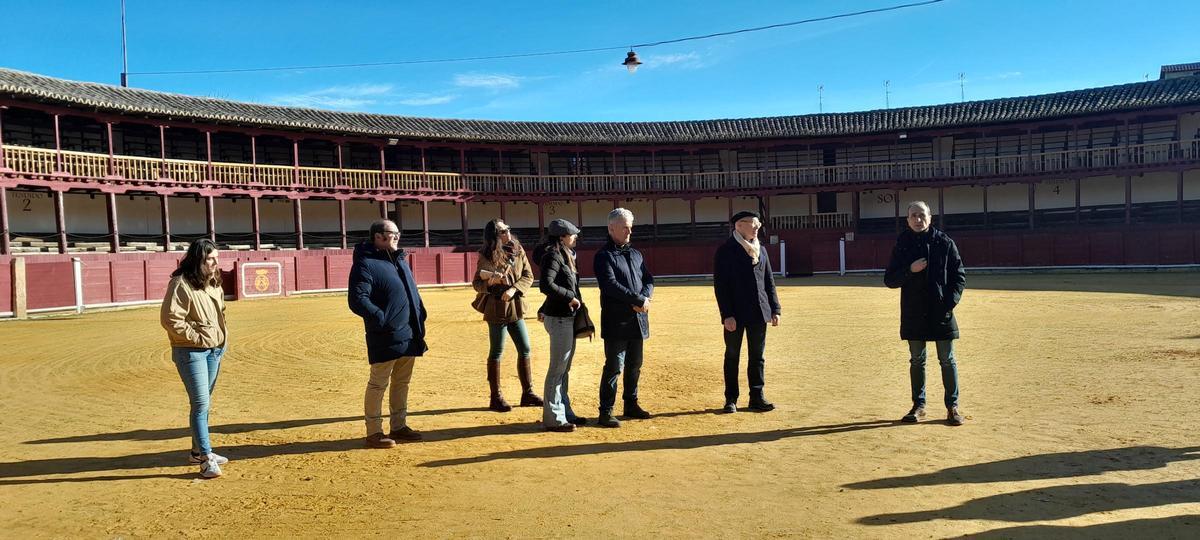 Un momento de la explicación en la visita de los alumnos a la plaza de toros de Toro.