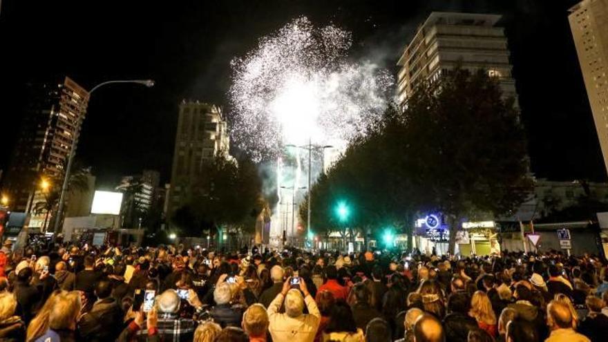 La pólvora llena de calor la noche de Fiestas