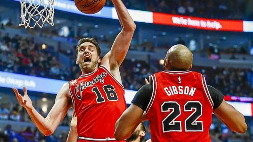 Gasol captura un rebot davant la presència del seu company Gibson