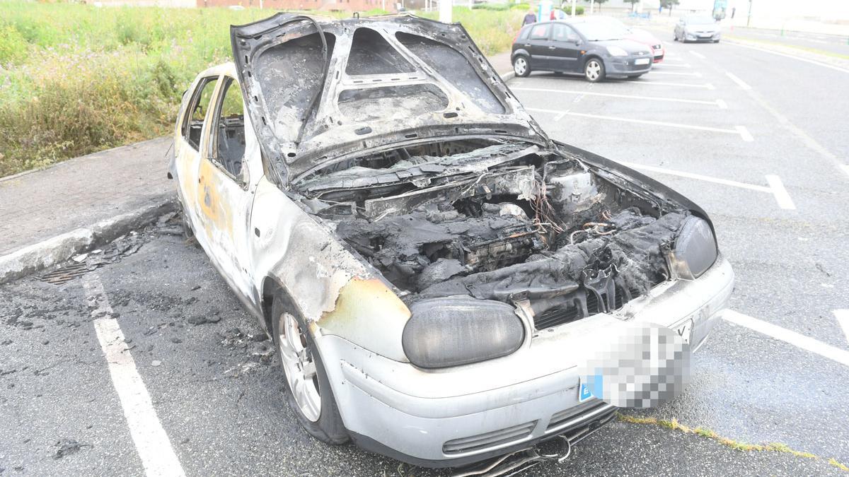 Arde un vehículo esta madrugada estacionado en el paseo marítimo de A Coruña