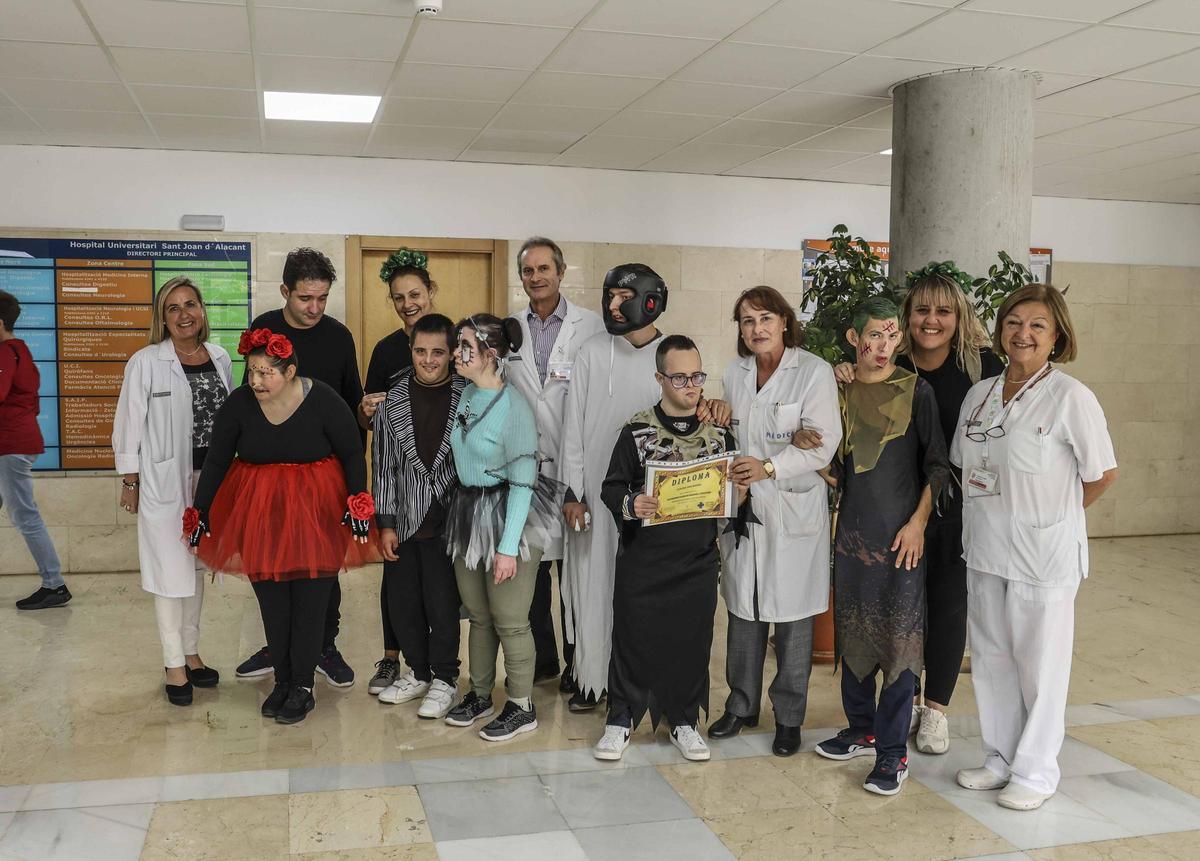 El Hospital de Sant Joan humaniza la atención al paciente oncológico con disfraces del personal de Enfermería y decoración de Halloween realizada por el Centro San Rafael El Hospital de Sant Joan humaniza la atención al paciente oncológico con disfraces del personal de Enfermería y decoración de Halloween realizada por el Centro San Rafael