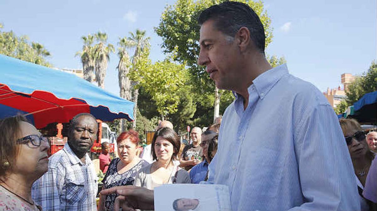 Campanya de Xavier García Albiol en un mercat de fruita de Mataró, aquest dissabte.